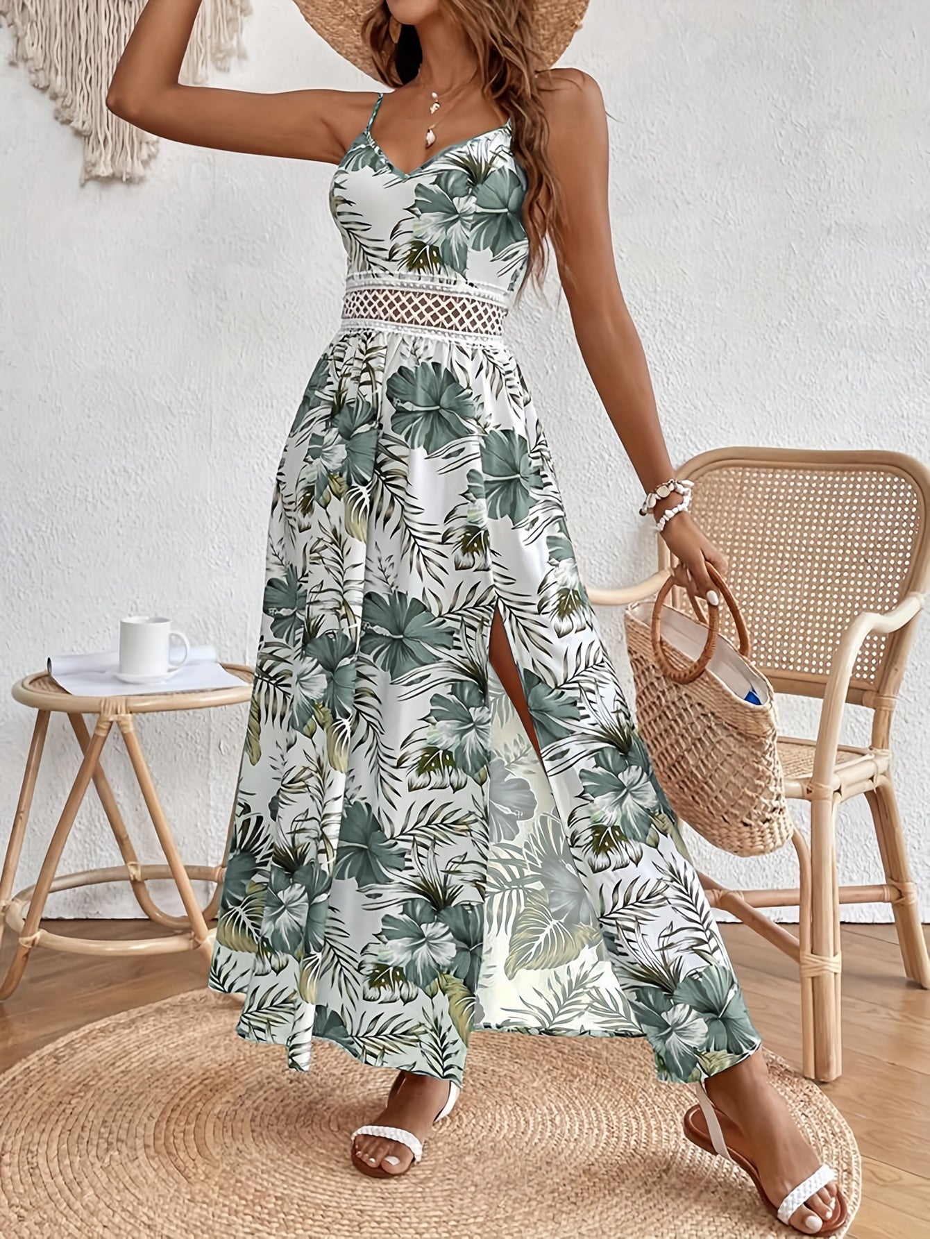 Elegantes Blumenkleid mit Spaghettiträgern und Schlitz
