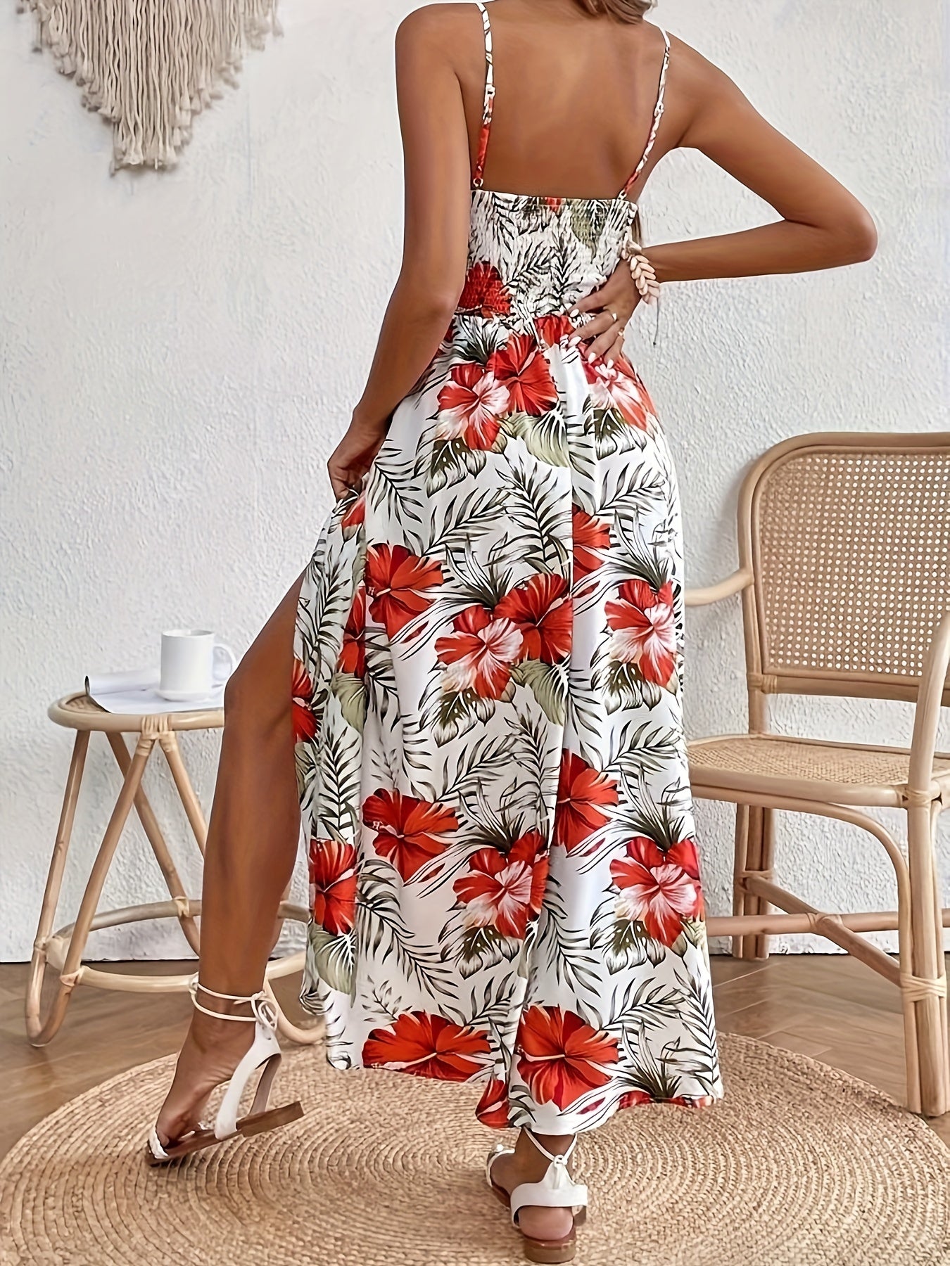 Elegantes Blumenkleid mit Spaghettiträgern und Schlitz