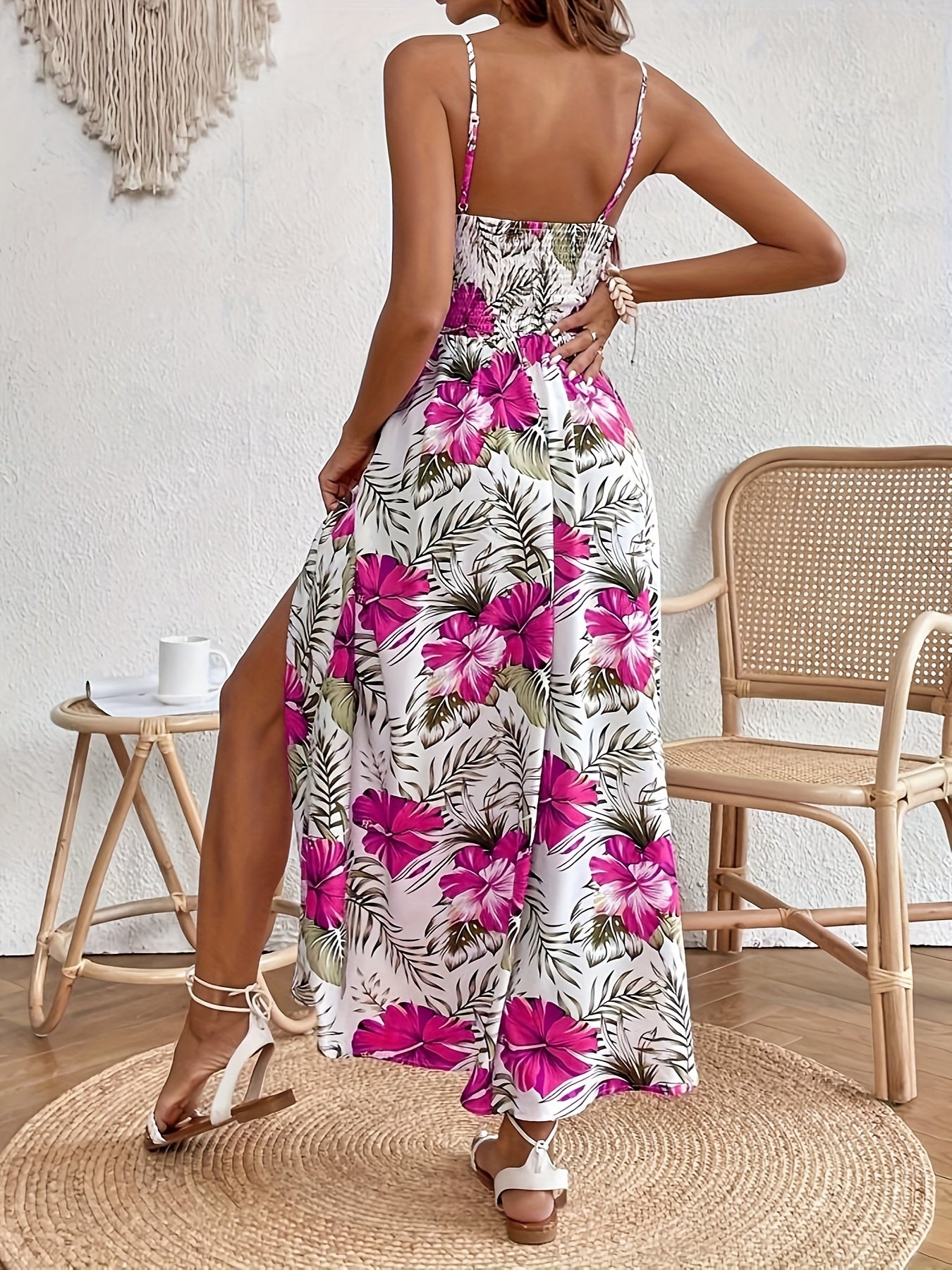 Elegantes Blumenkleid mit Spaghettiträgern und Schlitz