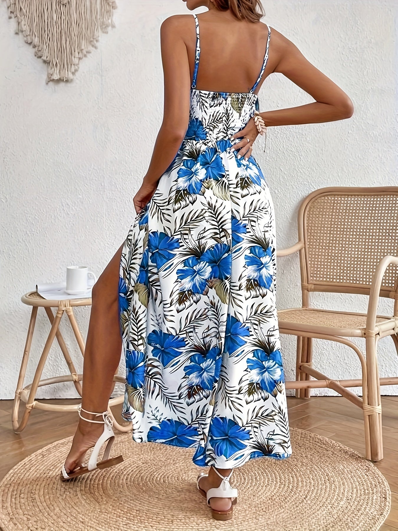 Elegantes Blumenkleid mit Spaghettiträgern und Schlitz